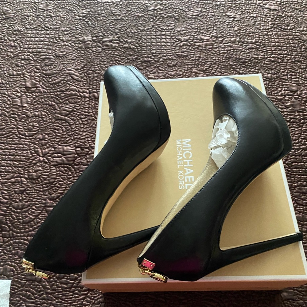 Michael Kors Hamilton Pumps. Like New! Size 8. - Picture 3 of 7